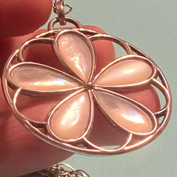 Tiffany & Co - Mother of Pearl silver Pendant with a 30 inch Oval link chain - Picture 8 of 12